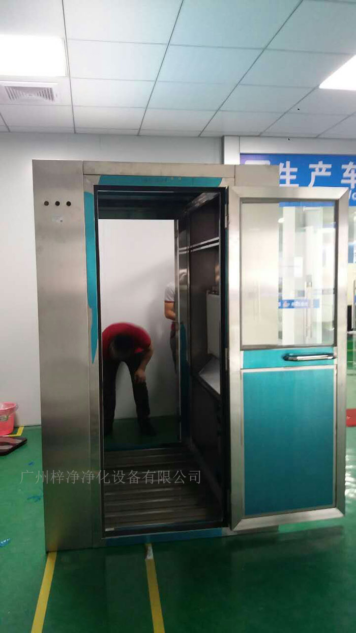 安裝風淋室的地面應(yīng)保持平整